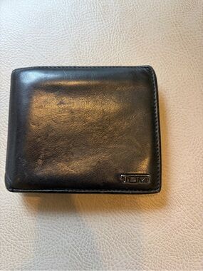 Tumi Black Leather Men's Bifold Wallet